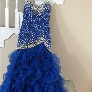 Size 8 fits like 5/6. Breathtaking mermaid dress